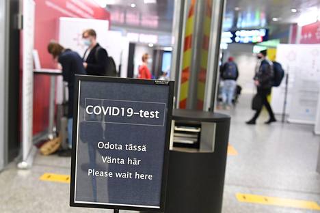 Arkistokuva Helsinki-Vantaan lentoaseman koronatestauspisteeltä.