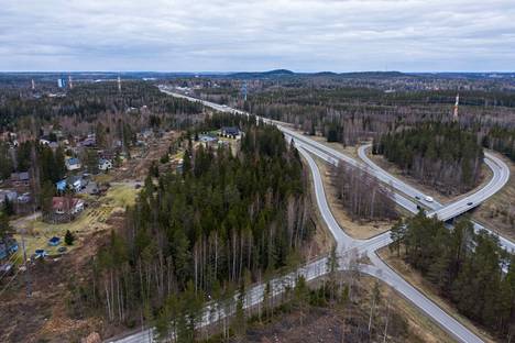 Moottoritieoikaisu lähtisi Lempäälän Kuljusta Pirkkalan suuntaan vasemmalla näkyvän asuinalueen ja kauempana sijaitseva Kiillon tehtaan välistä. Paikka kuvattiin 27. huhtikuuta 2021.
