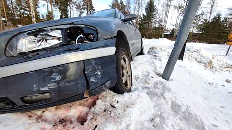 Henkilöauto kolhaisi lyhtypylvästä suistuessaan liukkaassa kaarteessa lumipenkkaan Keuruulla Linturaitilla maanantai-iltapäivänä.