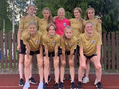 Nokian tyttöjalkapalloilijoita osallistui Helmariturnaukseen 19.-22.6. Eerikkilän urheiluopistolla.