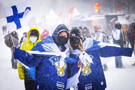 Kannattajat kävelivät lumituiskussa kohti Olympiastadionin kultajuhlaa. 
