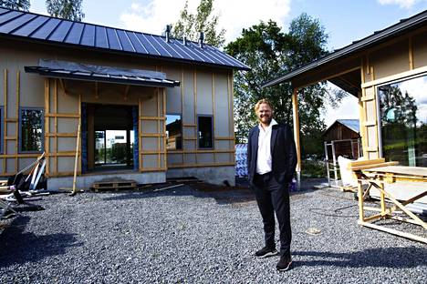Teatterintekijä Otto Kanerva rakennuttaa taloa Valkekosken Pässinmäkeen. Tontille tulee kaksi rakennusta: päätalo ja saunarakennus, johon tulee myös nukkumatila yhdelle lapselle. 