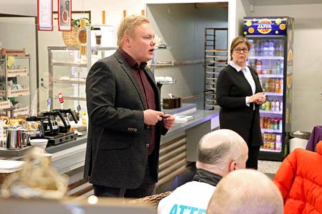 Antti Kurvinen (vas.) vastaili paikallisten kysymyksiin Merja Taposen jakaessa puheenvuoroja tiistaina Cafe Laurellissa.