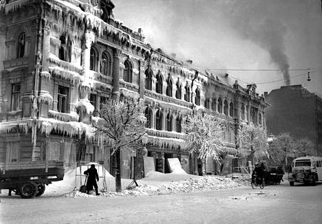 Tamperetta pommitettiin tammikuussa 1940 kolme kertaa. Tässä Aamulehden kuvaajan Eero Trobergin otos pommitetusta, sammutusvesien jäädyttämästä Ruuskasen talosta. Myös Aamulehden painoon osui pommeja.