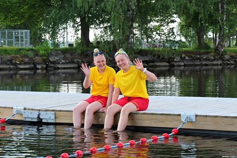Emma Hakala ja Salla Moisio turvaavat uimareiden kesää Pororannassa. Vesi tuntuu Hakalasta verrattain lämpimältä, sillä rannan uimavalvontaan vaadittava tutkinto suoritettiin kylmässä merivedessä. 