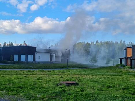 Saunarakennus savusi Pirttisuonraitilla Tampereen Vuoreksessa.