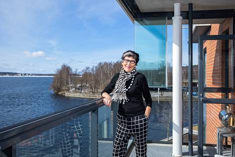 Annu Vihtonen on asunut miehensä kanssa Tampereen Ratinanrannassa reilut 11 vuotta. Kaupunkikodista näkyy upeat järvimaisemat. Se on vastannut kulttuuria ja liikuntaa aktiivisesti harrastavan eläkeläispariskunnan tarpeisiin täydellisesti.