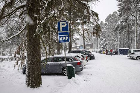 Ikurin Virelän parkkialueella riitti autoja sunnuntaina. Suurempi parkkialue löytyy 700 metrin päästä. Se oli sunnuntaina tyhjä.