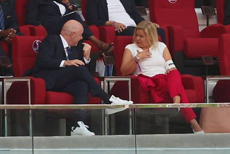 Kansainvälisen jalkapalloliiton Fifan puheenjohtaja Gianni Infantino keskusteli Saksa–Japani-ottelussa Saksan sisäministerin Nancy Faeserin kanssa, joka oli pukenut oikeaan käteensä One Love -kapteeninauhan.