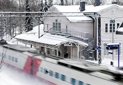 Pääradan varrella on Kanta-Hämeessäkin useita asemia. Suomi-radalla junat kulkisivat pysähtymättä maakunnan läpi.