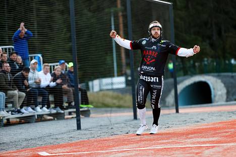 Manse PP voitti miesten Superpesiksen runkosarjan, kuvan Juha Puhtimäki löi päätöspelissä Vetoa vastaan tärkeän kunnarin.