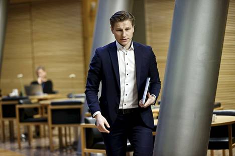 Puolustusvaliokunnan puheenjohtajan Antti Häkkäsen (kok.) kuvattiin, kun hän oli matkalla valiokunnan kokoukseen torstaina 18. tammikuuta.