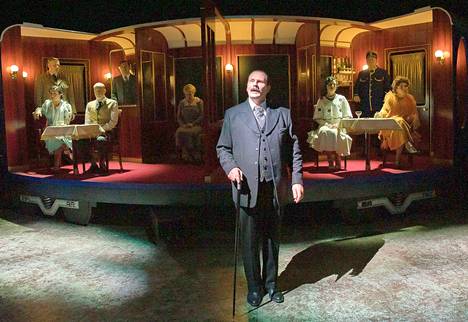 Janne Turkki on leppoisa Poirot Porin teatterin tyylikkäässä Idän pikajunassa.