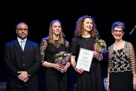 Tampereen Pyrintö voitti viime vuonna yleisurheilun Kalevan maljan. Tamperelaisen urheiluteon palkinnon hakivat Saga Vanninen (kesk. vas.) ja Ella Junnila.