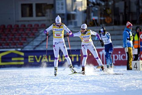 Eveliina Piippo (oikealla) ja Jasmin Kähärä kilpailevat vielä viimeisistä olympiapaikoista. Kuva Imatran SM-hiihdoista.