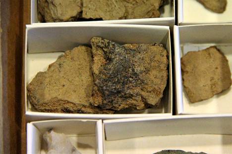 Hiittenharjun kaivauksissa löydettiin saviastian paloja, joissa oli palanutta karstaa. Nyt tutkitaan, löytyisikö karstasta merkkejä ruoka-aineista.