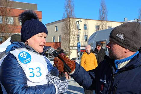 Maarit Rantanen oli Kankaanpään Seudun päätoimittaja Juho Mikolan haastattelussa Kankaanpään torilla torstaina.