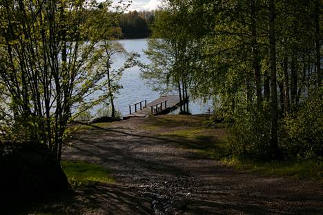 Tampereen Särkijärven alueella oli lauantaina illalla rauhallista. Tältä näytti Särkijärven uimarannalla. 