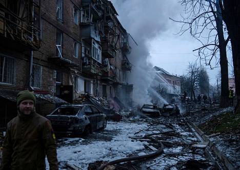 Pelastajat sammuttivat ohjusiskussa vaurioitunutta rakennusta keskiviikkona 23. marraskuuta Kiovan lähellä Vyšhorodin kaupungissa.