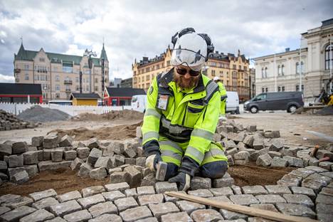 Yrittäjä ja toimitusjohtaja Antti Räty Kiviukot oy:stä kertoi keskiviikkona, että kivityöt olivat Keskustorilla viittä vaille valmiit.