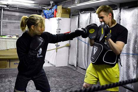 Ella Mutanen valmistautumassa Janakkalassa valmentaja Tommi Henrikssonin kanssa.