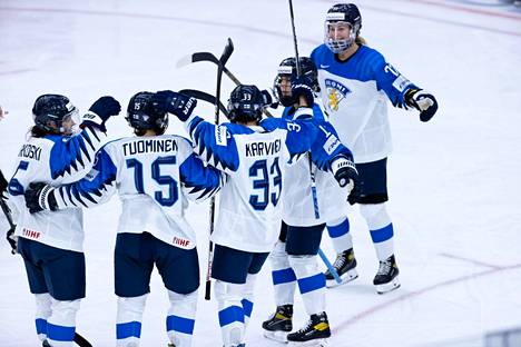Suomi voitti jääkiekon naisten MM-kisojen alkulohkonsa päätöspelissä Sveitsin peräti 6–0.