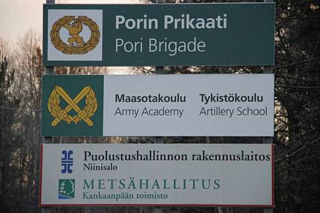 Niinisalon varuskuntaan kuuluvat muun muassa Porin prikaati, Tykistökoulu, Puolustushallinnon rakennuslaitos ja Metsähallituksen Kankaanpään toimisto.