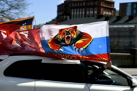 Venäjä-mielisten huomista voitonpäivää juhlistava autokulkue ylitti Pitkänsillan Helsingissä 8. toukokuuta.