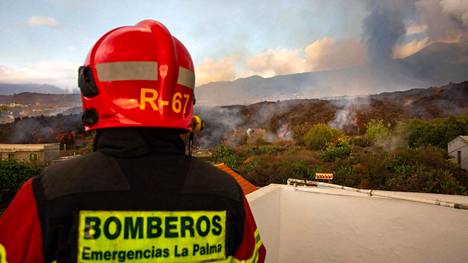 Pelastaja katseli Cumbre Vieja -tulivuoren purkauksesta ilmaan nousevaa savua La Palmassa 20. syyskuuta. 