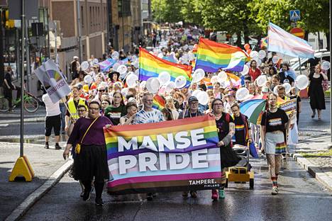 Tuhansia ihmisiä marssi Manse Pride -kulkueessa kohti Sorsapuistoa ja pride-viikon pääjuhlaa lauantaina Tampereen ydinkeskustassa.