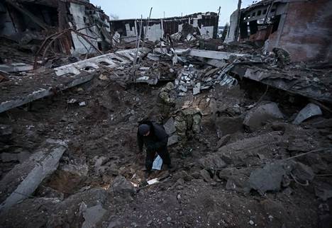 Poliisi ja tutkijat tutkivat Venäjän ohjusiskun aikaansaamaa kraatteria Ukrainassa 15. joulukuuta.