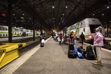 Joulunseudun matkailijoita odottamassa Kolariin matkaavaa junaa 18. joulukuuta 2020.