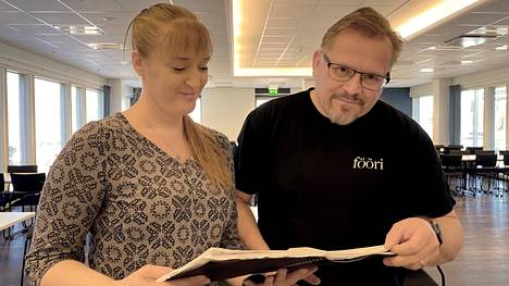 Maija Savila ja Janne Selinkoski katselevat tyytyväisinä yrityksen varauskirjaa. 