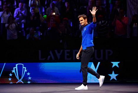 Roger Federer tervehti yleisöä Lontoossa Laver Cupin toisena pelipäivänä viikonloppuna.