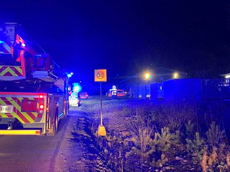 Teollisuusalueella Juhansuonkadulla oli illalla kello 22.30 ainakin seitsemän pelastuslaitoksen yksikköä ja kaksi ambulanssia.
