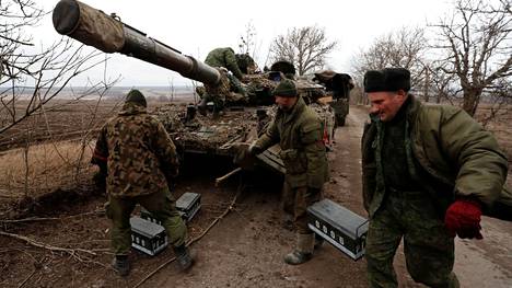 Venäläismieliset separatistit kuvattuna panssarivaunun vierellä Donetskin alueella tiistaina.