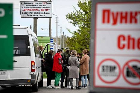 Pakettiauton matkustajat tarkastettiin Varnitan takastuspisteellä Moldovassa 28. huhtikuuta.