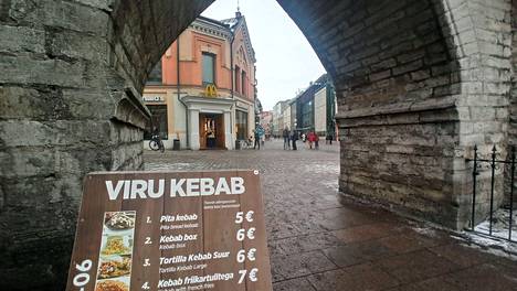 Historiallisen Viru-kadun alussa myydään nykyisin kebabia.