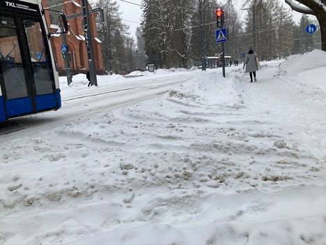Mustanlahdenkadun ja Pirkankadun risteys Tampereella oli tiistaina aamupäivällä hyvin pöpperöinen.
