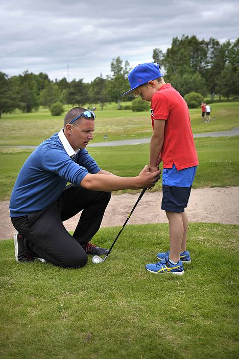 Juha-Matti Vuorinen opetti golfin alkeita kesällä 2017 Riku Paloluodolle. Kuva: Juha Sinisalo