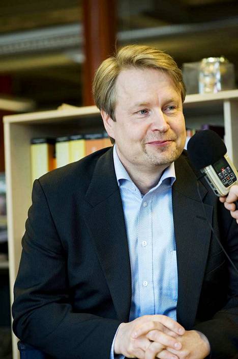Matti Apunen kertoi siirtyvänsä Aamulehden vastaavan päätoimittajan tehtävästä EVAn johtajaksi huhtikuussa 2010.