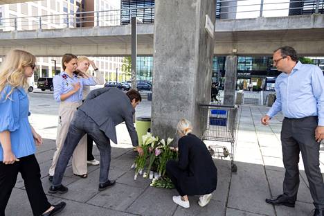Ihmiset toivat kukkia Field’s -kauppakeskuksessa tapahtuneen ammuskelun uhrien muistoksi maanantaina 4. heinäkuuta.