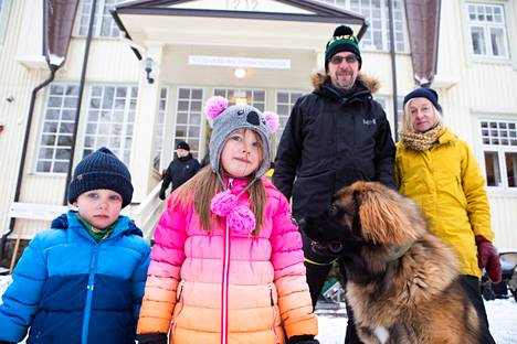 Takana Teppo Tuiskunen ja Päivi Hämeenkaski, edessä lapsenlapset Leo, 4, ja Amanda, 6, sekä Wallu-koira ovat ensikertalaisia myyjäisissä. ”Tässä saattaa olla meille tuleva perinne”, Tuiskunen sanoo.