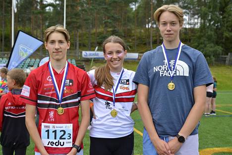 Pyry Majaharju, Elli Taini ja Aapo Kuronen suunnistivat B-sarjan viestin voittoon. 