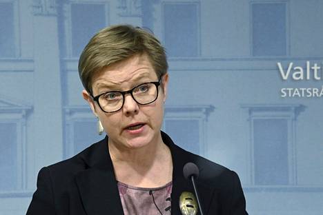 Sisäministeri Krista Mikkonen esitteli valtioneuvoston ajankohtaisselontekoa Helsingissä 13. huhtikuuta 2022.