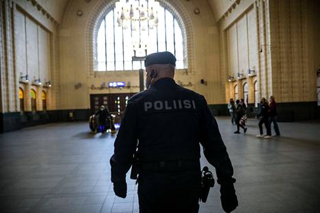 Poliisi tarkkaili tilannetta Helsingin rautatieasemalla toukokuussa 2021.