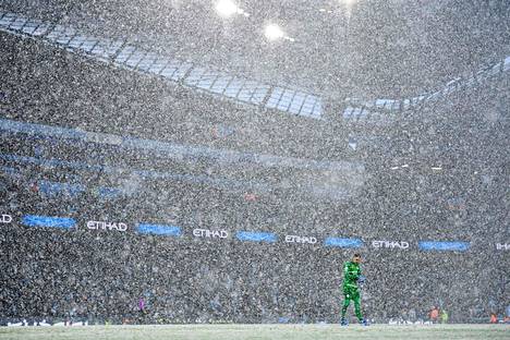 Lumisade toi oman mausteensa sunnuntain Valioliiga-kierrokselle, kuvassa Manchester Cityn maalivahti Ederson.