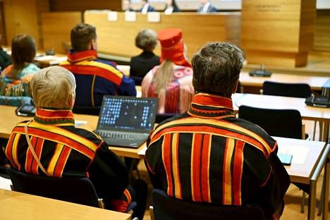 Osallistuijat seurasivat perustuslakivaliokunnan julkista kuulemista saamelaiskäräjälaista 25. tammikuuta Helsingissä. 