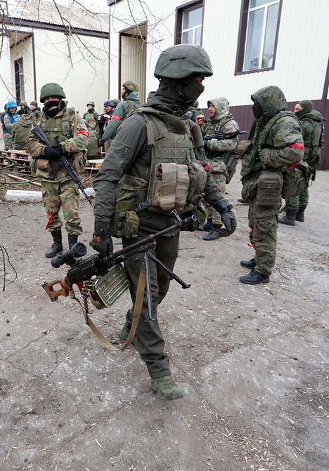 Venäläissotilaita kokoontuneena Donetskissa. Sotilas kantaa Suomessakin käytössä olevaa neuvostovalmisteista PKM-konekivääriä.
