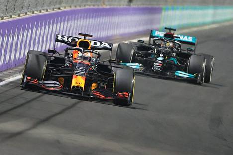 Lewis Hamilton ajoi sunnuntaina pitkään Max Verstappenin perässä, vaikka lopulta kisan voittikin.